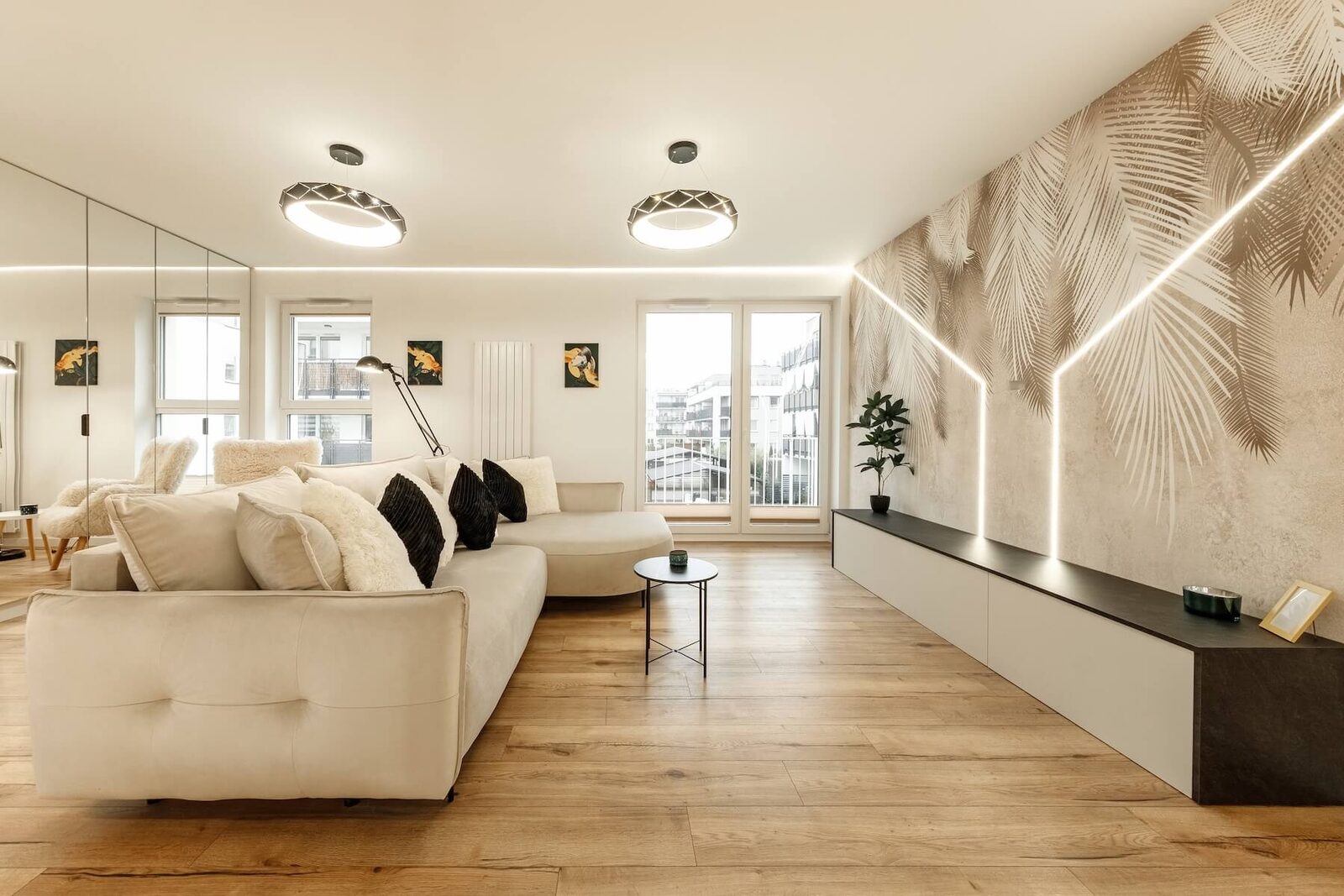 Jasny salon z widokiem na miasto