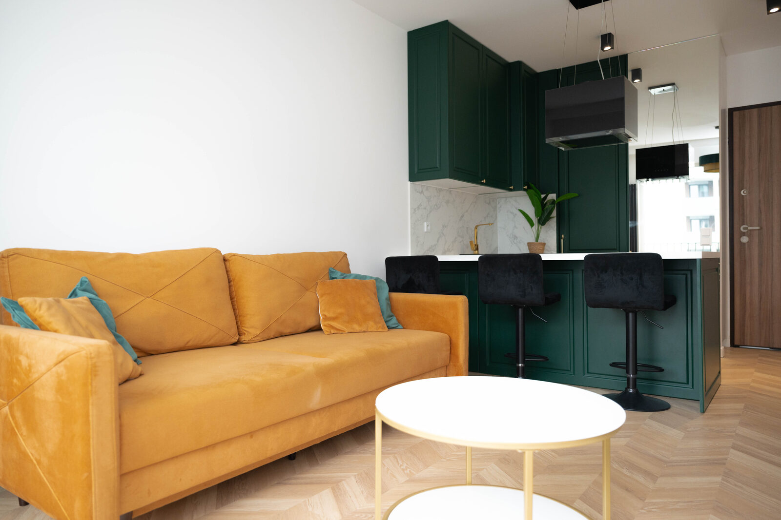 Salon z musztardową sofą — mieszkanie z naszej oferty